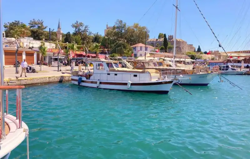 Elegant and Functional 12-Meter Boat for 8 Guests in Bodrum’s Azure Waters
