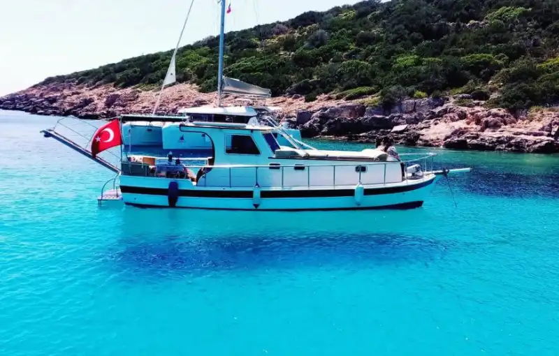 Elegant and Functional 12-Meter Boat for 8 Guests in Bodrum’s Azure Waters