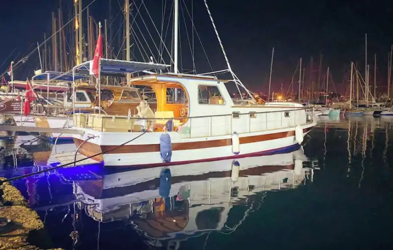 Elegant and Functional 12-Meter Boat for 8 Guests in Bodrum’s Azure Waters