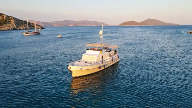 Эксклюзивная 3-каютная моторная яхта в Бодруме: Роскошный отдых для 6 гостей