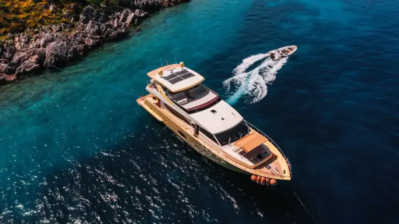 Исследуйте легендарные бухты Бодрума на 27-метровой эксклюзивной моторной яхте