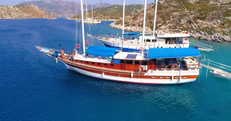 Bozburun’nun Turkuaz Sularında 5 Kabinli 10 Kişilik Konaklamalı Gulet