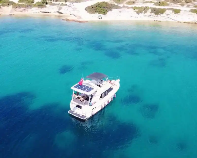 Çeşme’de Bayliner Motoryat ile Lüks Deniz Turu Deneyimi