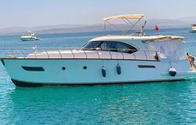 Çeşme'de Ultra Lüks Yat Kiralama 8 Kişiye Kadar