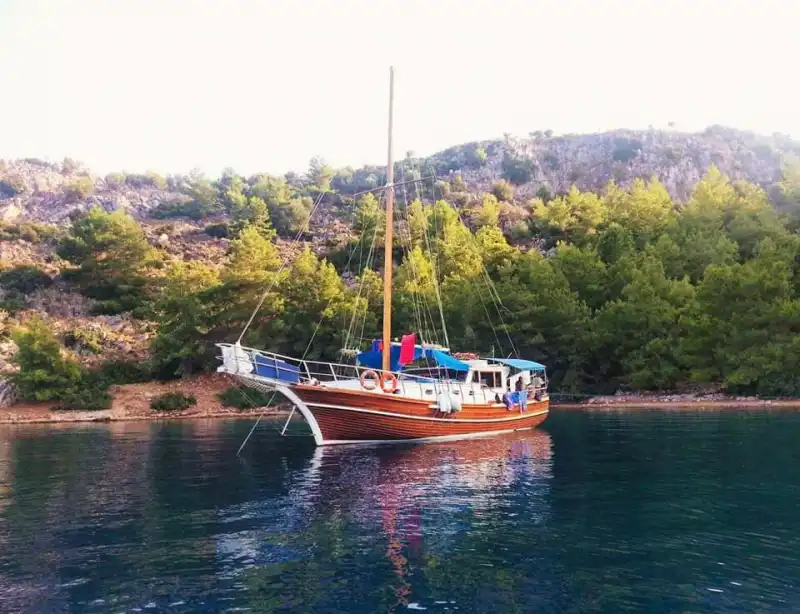Datça’nın Eşsiz Güzelliklerinde Özel Yapım Tekne ile Günübirlik veya Konaklamalı Keyifli Turlar