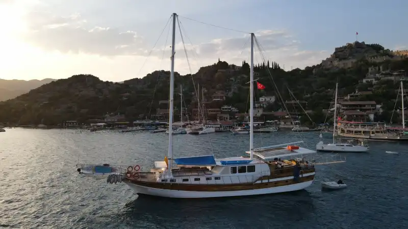 Demre'nin Sıcacık Denizinde Günübirlik veya Konaklamalı 8 Kabinli Gulet