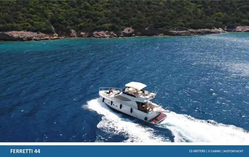 Элегантная моторная яхта в Бодруме: Спокойный день на Ferretti 44