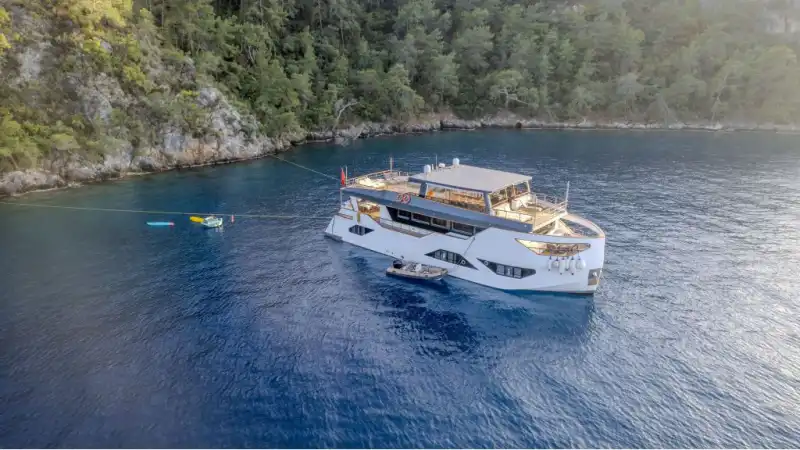 2023 Model Ultra Lüks Motoryat: Ana Güvertede Master Kabin Ayrıcalığı (28m, 12 Kişi)