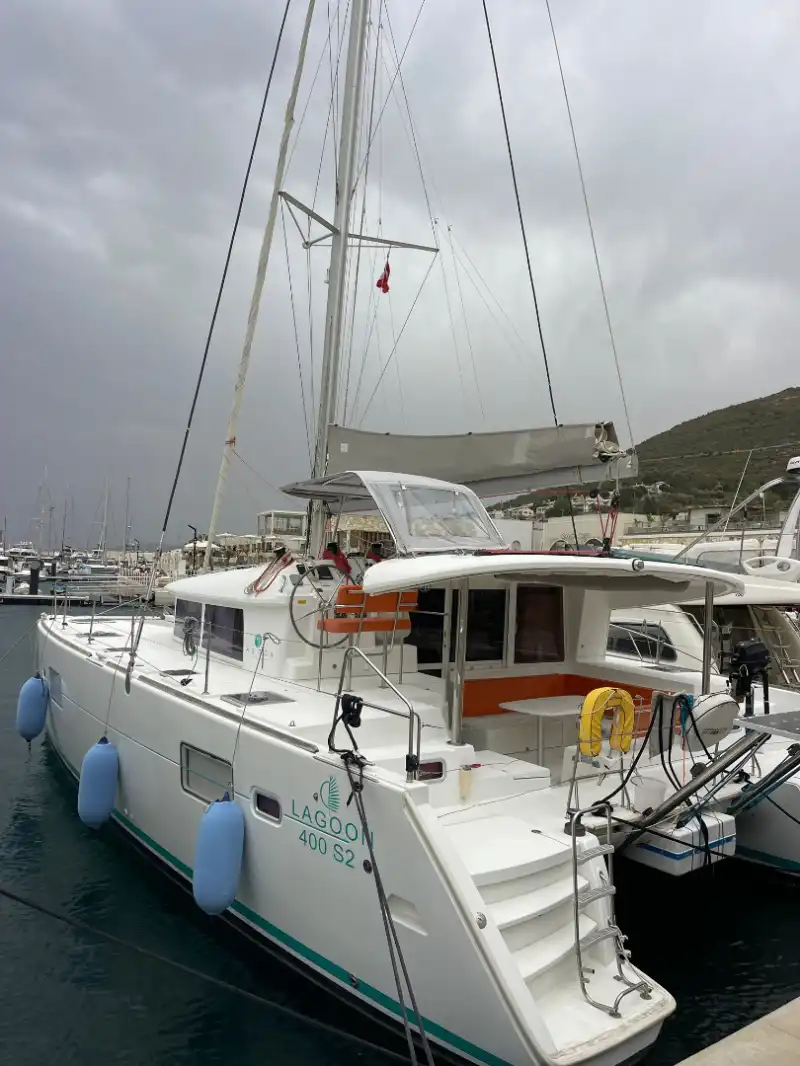 Fethiye'de Lagoon 400 S2 Katamaran Kiralama | 2014 Model 4 Kabin Yunan Adaları