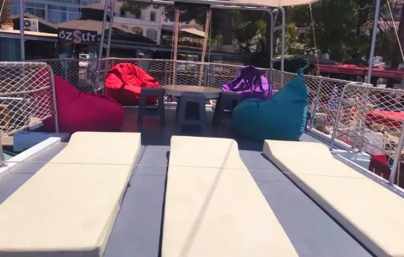 Почасовые или дневные туры на экономичной 24-местной лодке в Фетхие