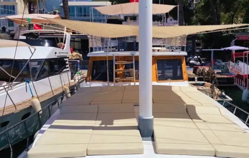 Почасовые или дневные туры на экономичной 24-местной лодке в Фетхие