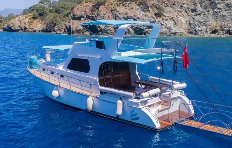 Fethiye’nin Turkuaz Sularında 12 Metrelik Özel Yapım Motoryat Keyfi