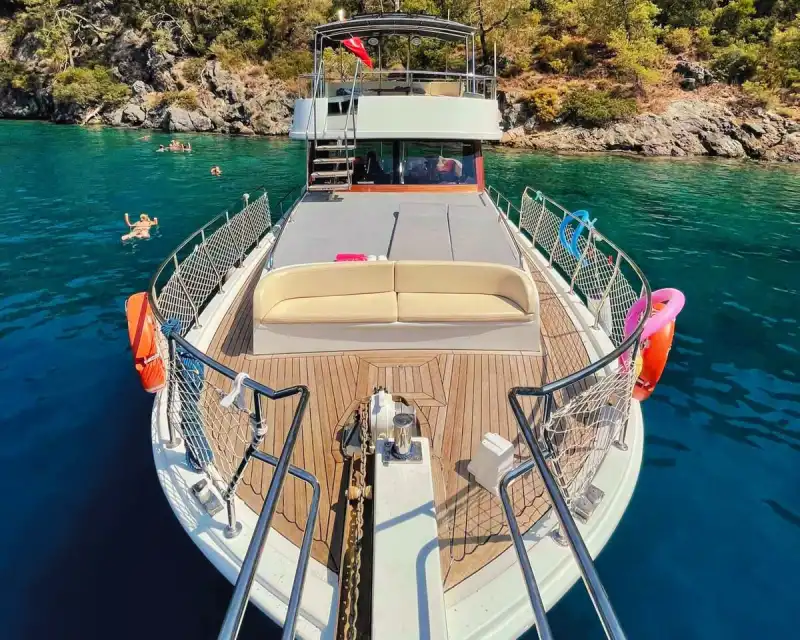 Исследуйте живописные бухты Фетхие с комфортом и стилем