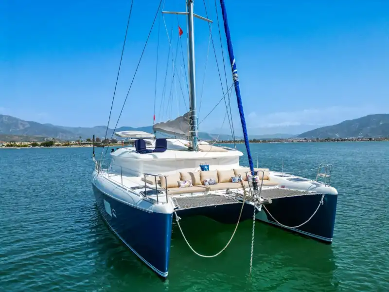 Denizin Üzerinde Lüks ve Konfor: Fethiye Çıkışlı 4 Kabinli, 8 Kişilik Katamaran Deneyimi