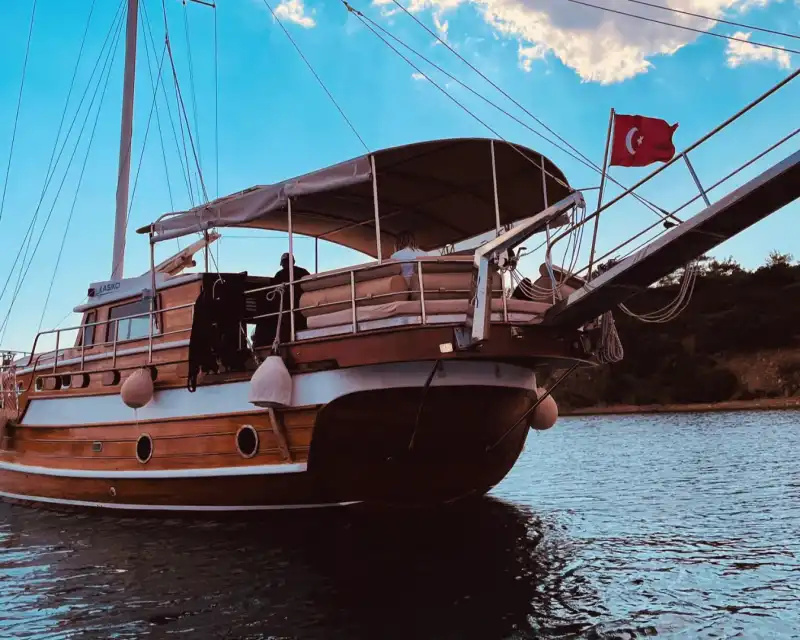 Отправьтесь в плавание по Гёчеку на 3-каютной гулете