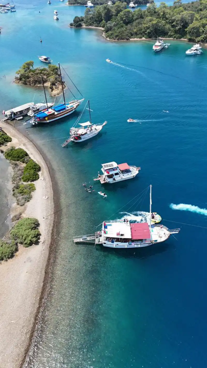 Вместимость 10 человек, экипаж на борту и топливо включено