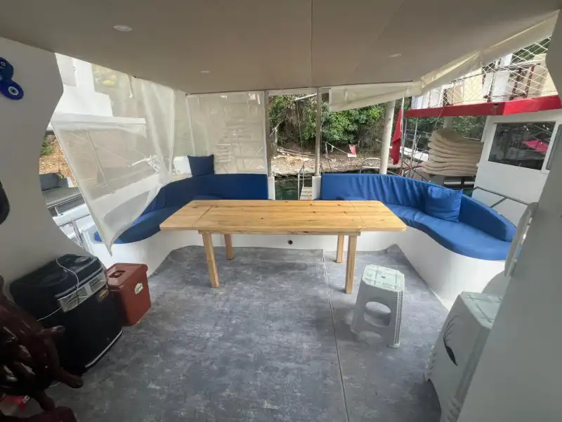 Вместимость 10 человек, экипаж на борту и топливо включено