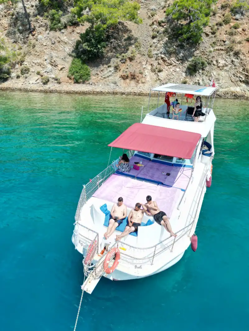 Вместимость 10 человек, экипаж на борту и топливо включено