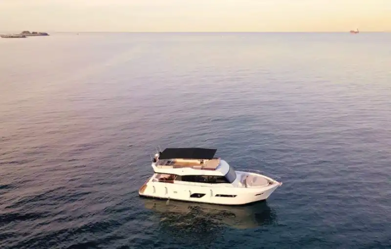 Круиз в Геджеке на комфортабельной и стильной траулерной яхте на 12 человек