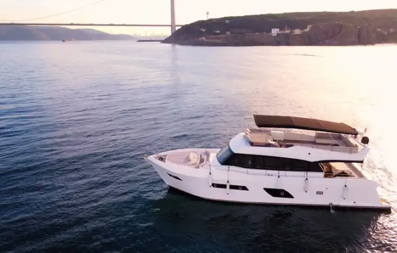 Круиз в Геджеке на комфортабельной и стильной траулерной яхте на 12 человек