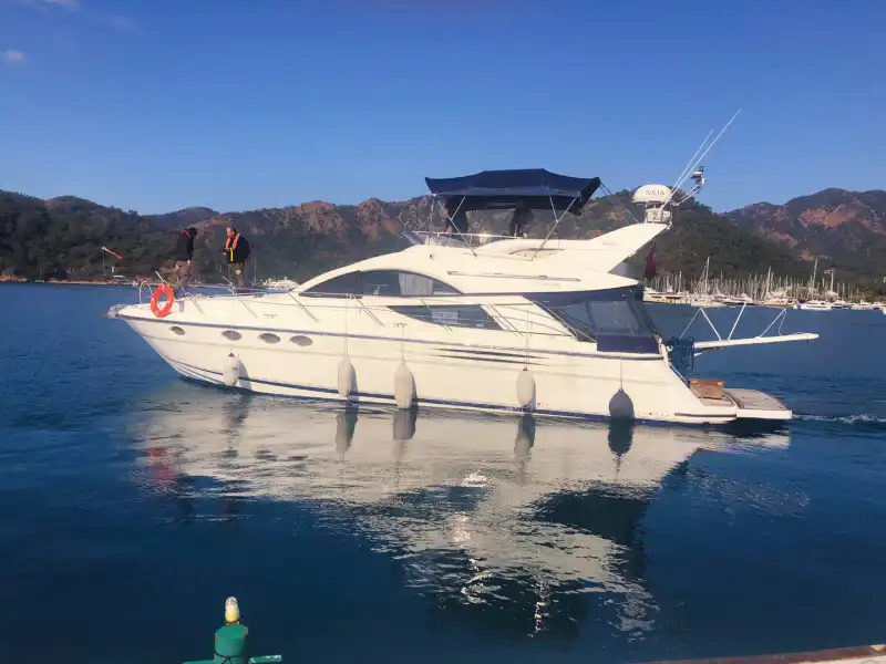 Göcek’te 16 Metrelik Fairline Motoryat ile Özel ve Lüks Bir Tatil