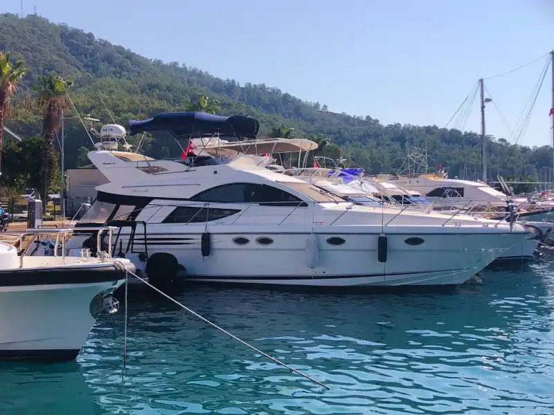 Göcek’te 16 Metrelik Fairline Motoryat ile Özel ve Lüks Bir Tatil