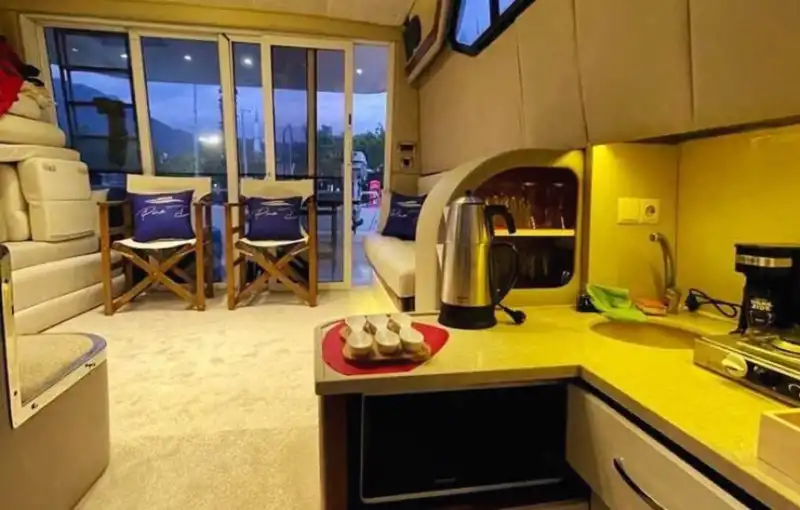 4 Kişilik Konaklamalı Özel Yat: Konfor ve Şıklık Bir Arada