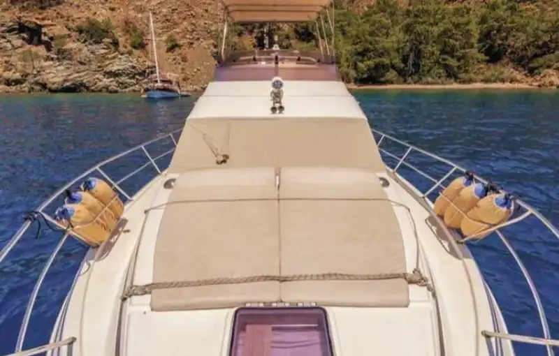 4 Kişilik Konaklamalı Özel Yat: Konfor ve Şıklık Bir Arada