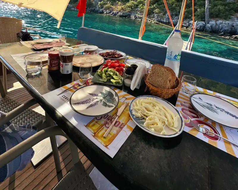 Göcek’te Romantik Bir Deniz Kaçamağı İçin İdeal Yat