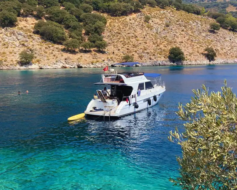 13m Custom-Built Yacht – Spacious Cabins, Ultimate Comfort