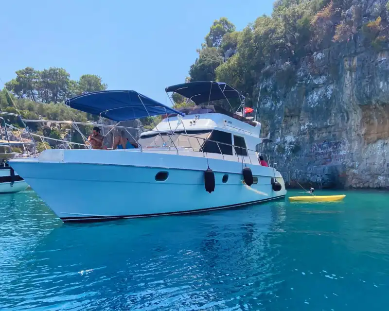 13m Custom-Built Yacht – Spacious Cabins, Ultimate Comfort