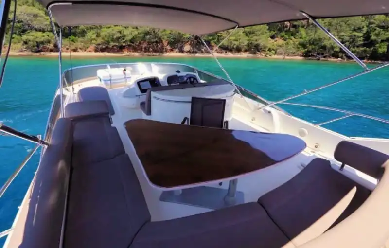 24,5-метровая моторная яхта Sunseeker для ежедневной аренды или размещения в Гёджеке