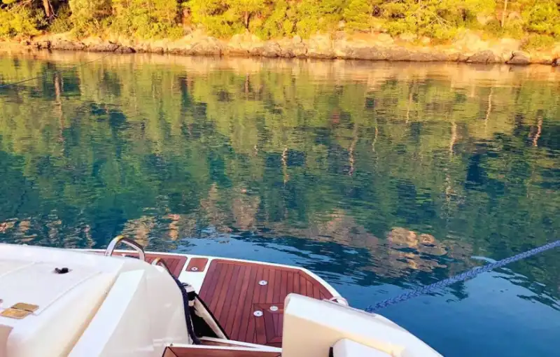 24,5-метровая моторная яхта Sunseeker для ежедневной аренды или размещения в Гёджеке