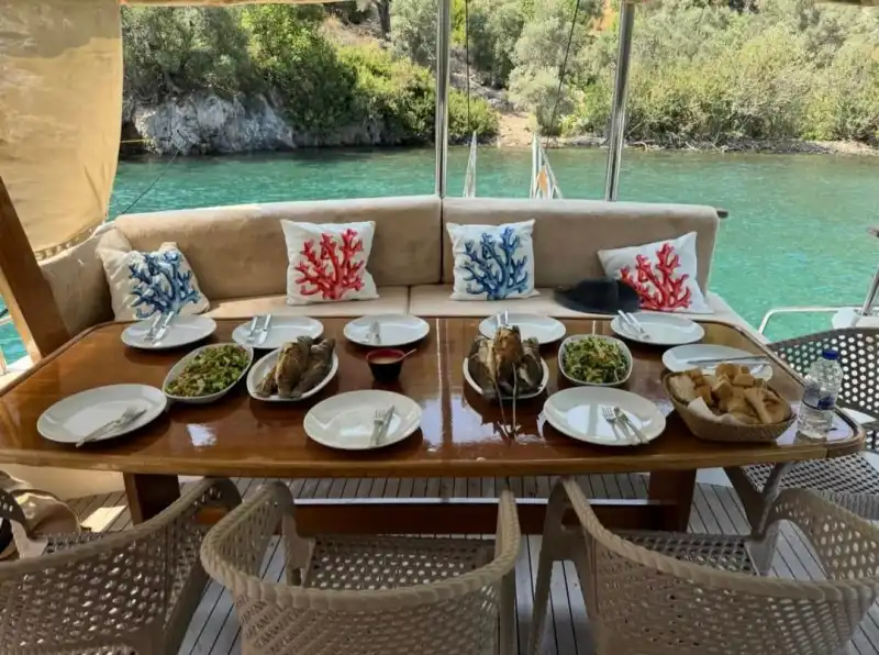 Özel Gulet Kiralama – Mavi Suların Tadını Çıkarın, Lüksü Hissedin