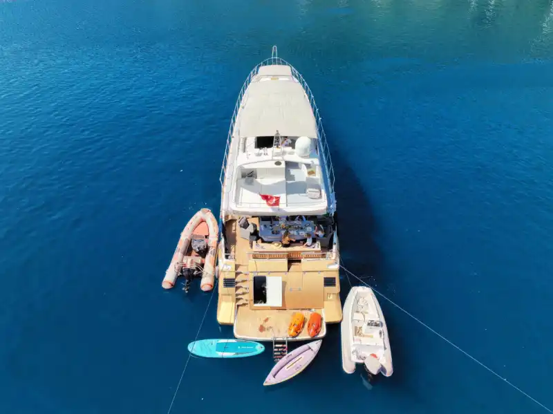 5-Cabin, 10-Person Motor Yacht – Perfect for Families & Friends