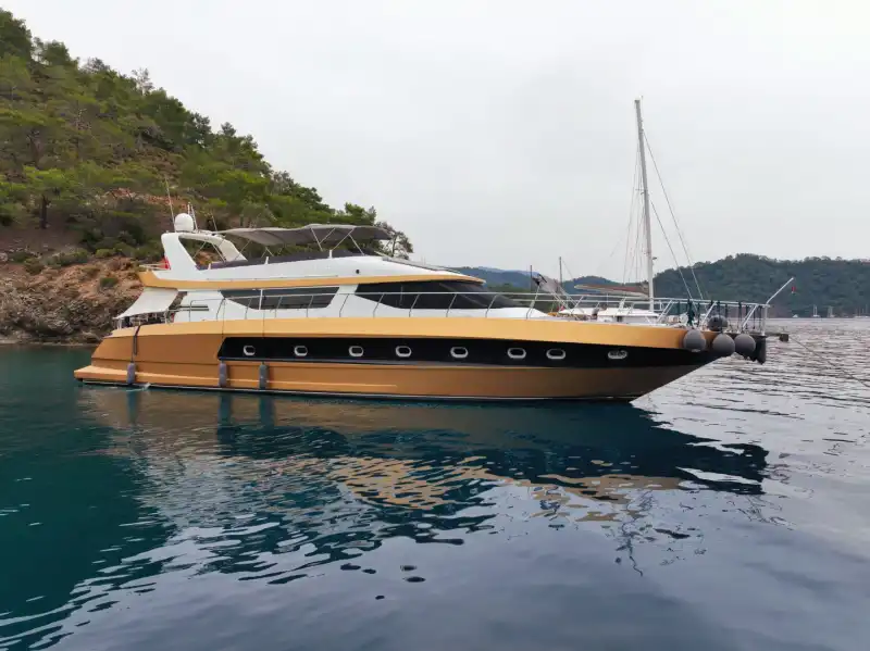 5-Cabin, 10-Person Motor Yacht – Perfect for Families & Friends