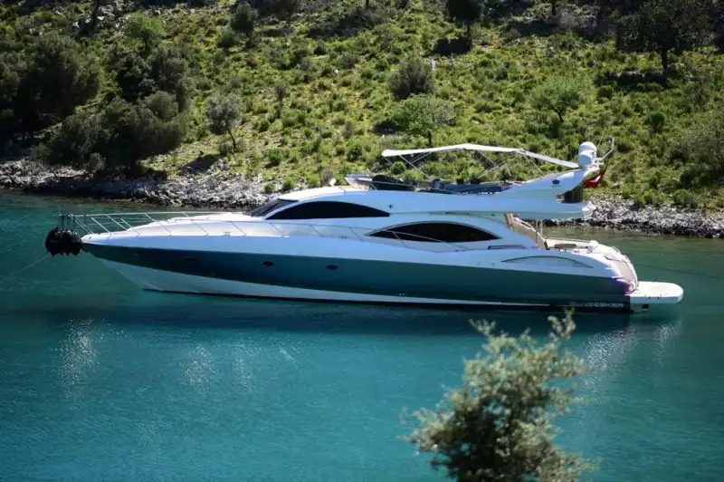 Göcek’te 24,5 Metrelik Sunseeker Motoryat Günübirlik veya Konaklamalı Kiralama