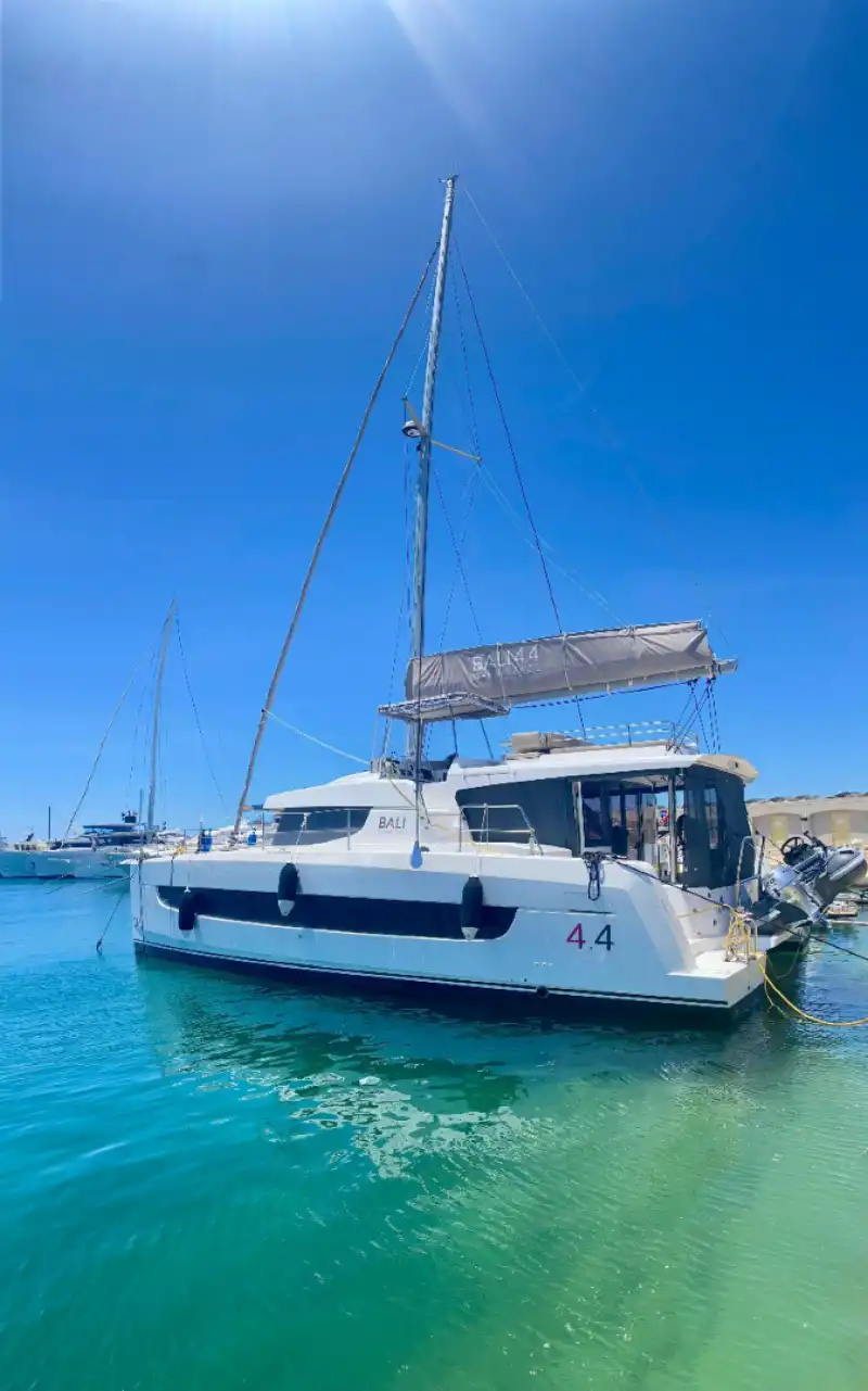 Göcek'te Bali 4.4 Katamaran Kiralama | 2024 Model 4+1 Kabin Kaptansız Charter