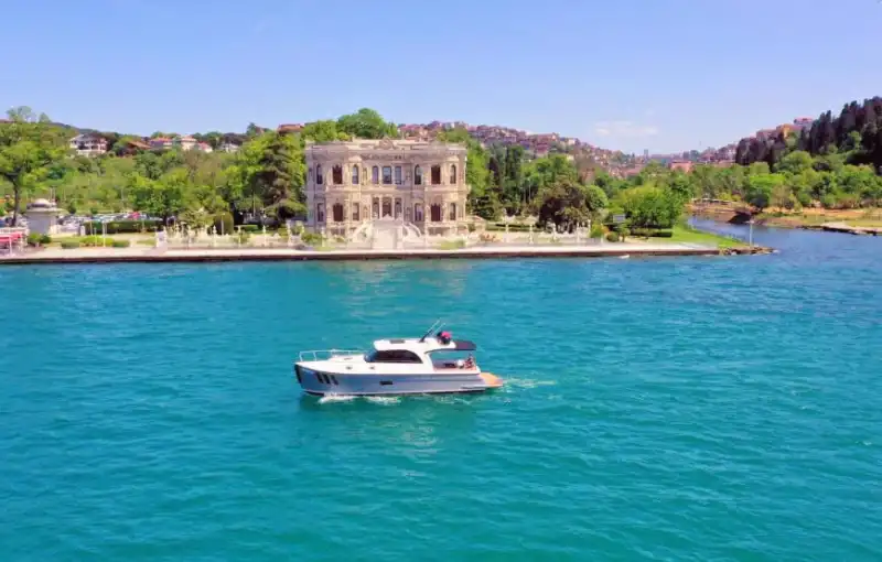 Anadolu Hisarı’ndan Ayrıcalıklı Bir Deniz Turu İçin Lüks Yat Kiralayın!