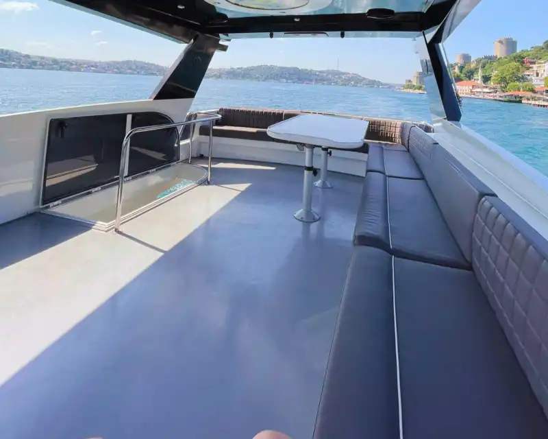 Элегантная и комфортная яхта для деловых встреч и корпоративных мероприятий в Стамбуле
