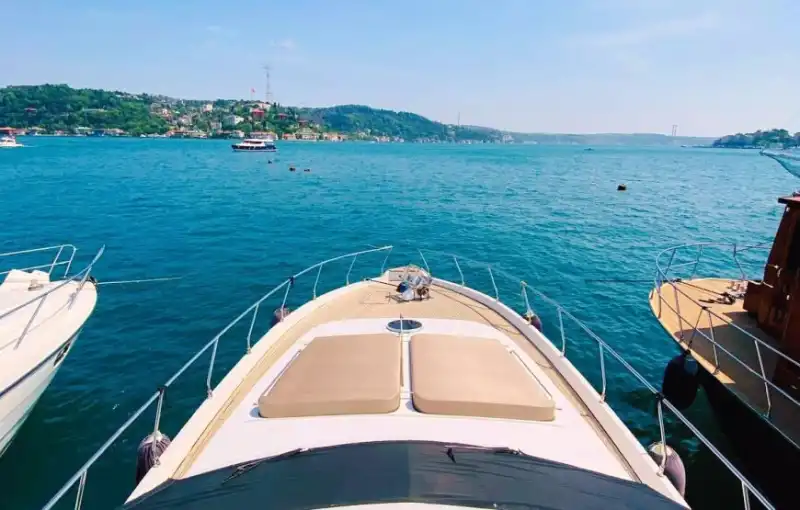 Наслаждение VIP-моторной яхтой в синих водах Босфора – аренда с капитаном