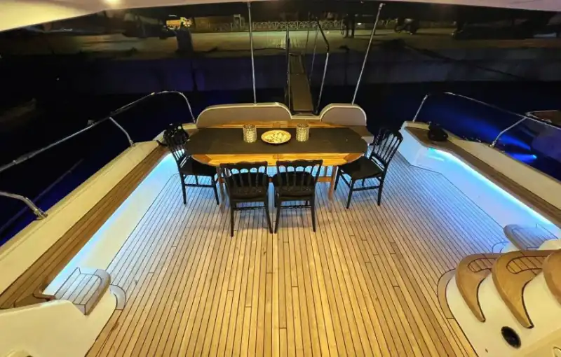 Наслаждение VIP-моторной яхтой в синих водах Босфора – аренда с капитаном