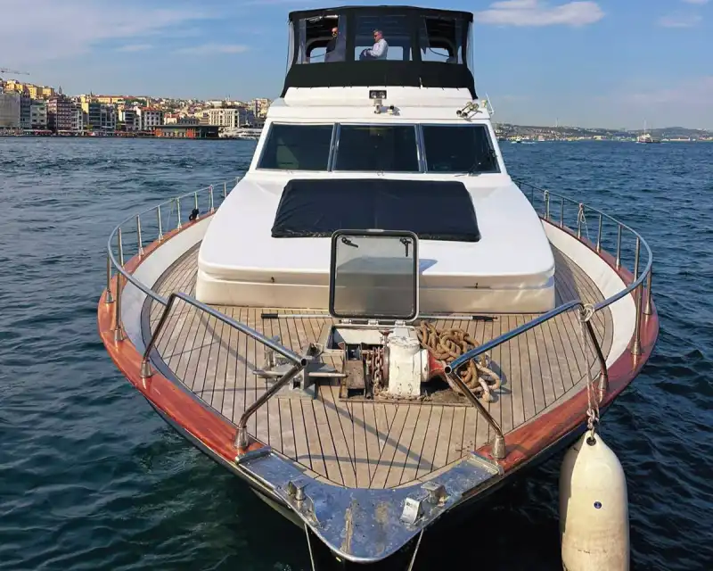 Просторная и комфортная яхта на 18 человек – почасовая или дневная аренда