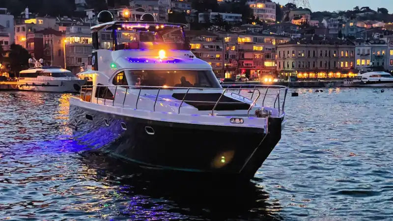 Элегантная и комфортная яхта для деловых встреч и корпоративных мероприятий в Стамбуле