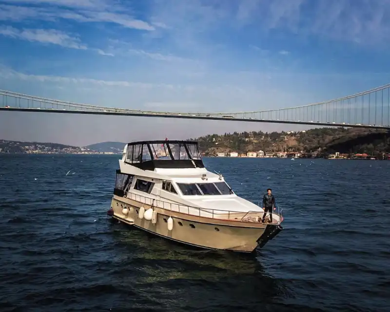 Просторная и комфортная яхта на 18 человек – почасовая или дневная аренда