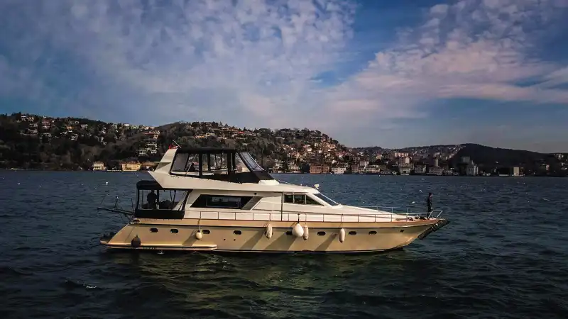 Просторная и комфортная яхта на 18 человек – почасовая или дневная аренда