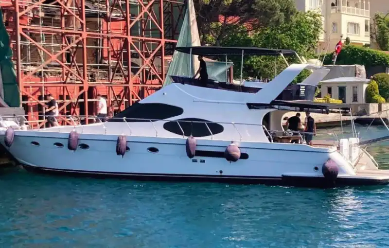 Наслаждение VIP-моторной яхтой в синих водах Босфора – аренда с капитаном