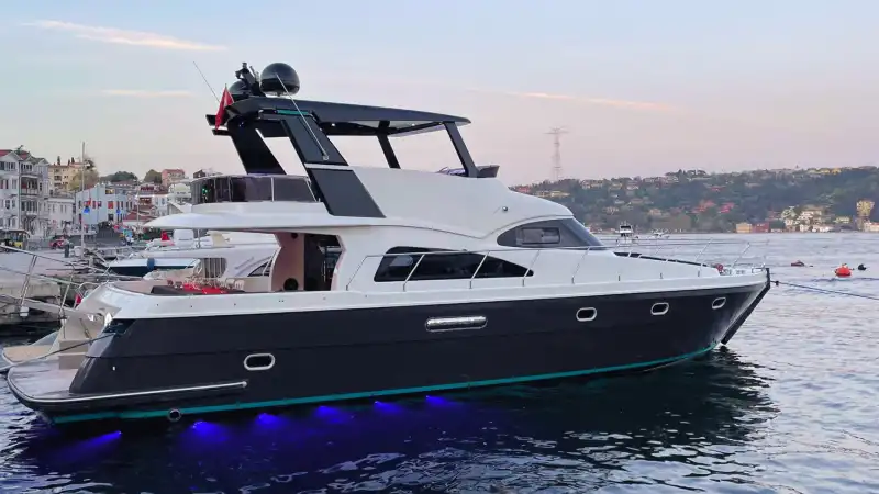 Элегантная и комфортная яхта для деловых встреч и корпоративных мероприятий в Стамбуле