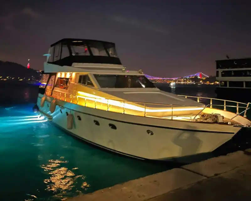 Просторная и комфортная яхта на 18 человек – почасовая или дневная аренда