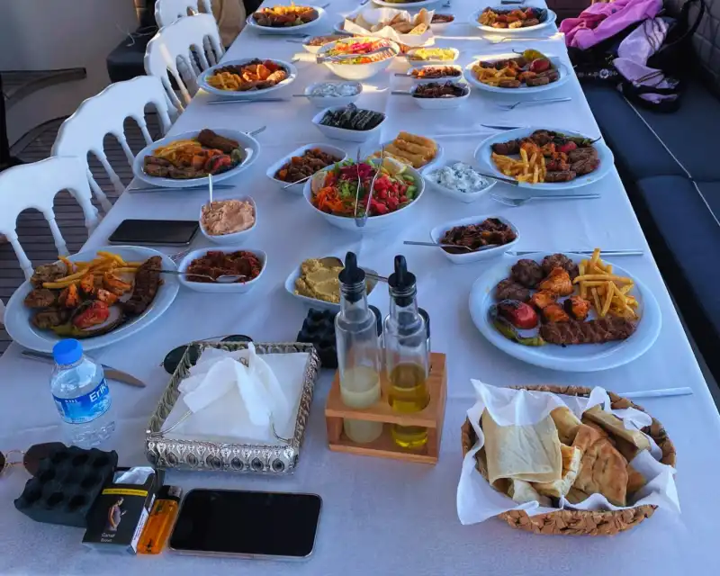 Элегантная и комфортная яхта для деловых встреч и корпоративных мероприятий в Стамбуле